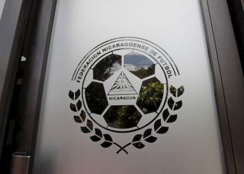 Logo Federasi Sepak Bola Nikaragua (FENIFUT) terpampang pada pintu masuk markas besar organisasi itu di Managua, Nikaragua. (ANTARA/REUTERS/Oswaldo Rivas)