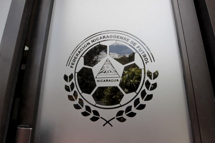 Logo Federasi Sepak Bola Nikaragua (FENIFUT) terpampang pada pintu masuk markas besar organisasi itu di Managua, Nikaragua. (ANTARA/REUTERS/Oswaldo Rivas)