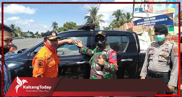 TNI-Polri bersinergi bersama Gugus Pecepatan Penanganan Covid 19 memasang stiker di Kendaraan roda empat.
