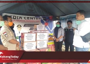 Notaris Kapuas Serahkan Bantuan Untuk Petugas di Posko Induk Gugus Covid- 19
