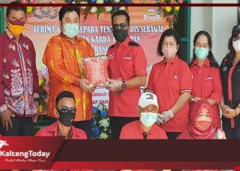 DPC PDIP Kotim Bagikan Ribuan Masker Gratis dan Bantu Tim Medis Rumah sakit