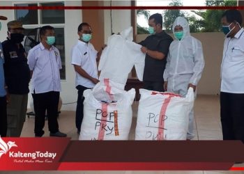 Ketua DPRD dan Ketua Fraksi PDIP Pulpis Sumbangkan APD