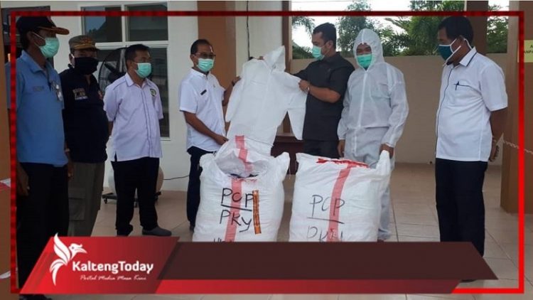 Ketua DPRD dan Ketua Fraksi PDIP Pulpis Sumbangkan APD