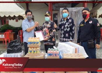 Mantan Ketua DPRD Kotim, Jhon Krislie Bantu 20 Ribu Masker Untuk Masyarakat