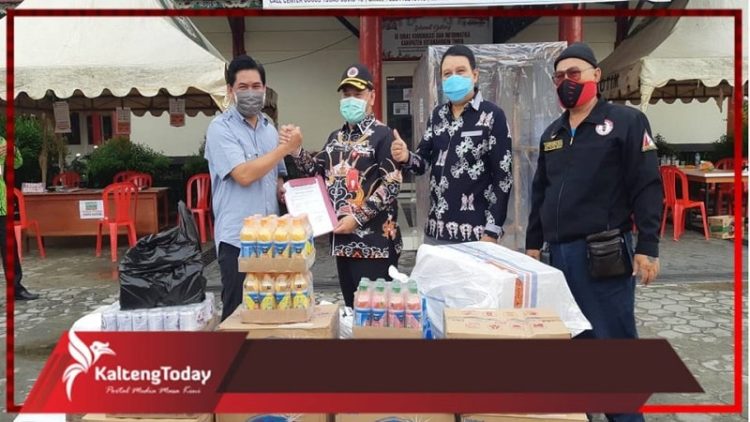 Mantan Ketua DPRD Kotim, Jhon Krislie Bantu 20 Ribu Masker Untuk Masyarakat