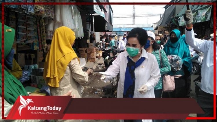Anggota DPR RI Ary Egahni Bagikan Masker Gratis Kepada Masyarakat