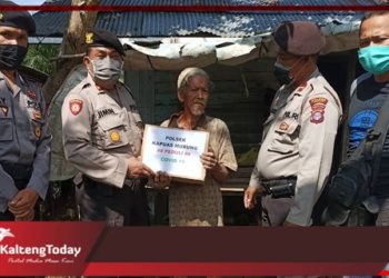 Polsek Kapuas Murung Bantu Sembako dan Masker Kepada Warga