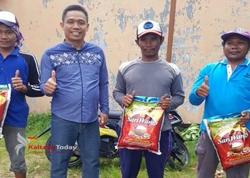 Memberikan Bantuan Satu Ton Beras Untuk Warga Kurang Mampu