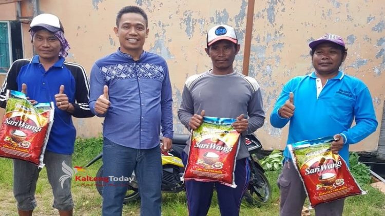 Memberikan Bantuan Satu Ton Beras Untuk Warga Kurang Mampu