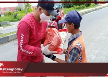 Beri Bantuan Sembako, Relawan Sisir Warga Tak Mampu Di Palangka Raya