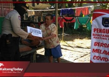 Polsek Hanau - Bhayangkari Salurkan Bantuan Bagi Tenaga Medis Dan Warga Kurang Mampu