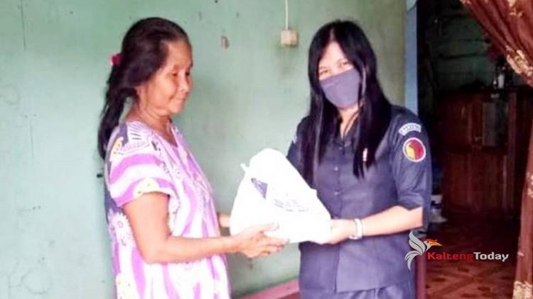 Bawaslu Gumas Bagikan Sembako Bagi Warga Kurang Mampu