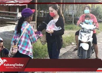 Legislator PDI Perjuangan Gumas Bagikan Masker Gratis