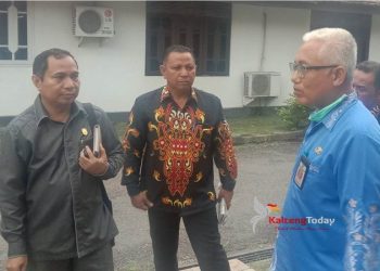 Ketua Komisi III DPRD Kotim, Sanidin (kiri) saat berbincang dengan Kepala Dinas Kesehatan (Kadinkes) Kotim Dr. Faisal terkait penanganan Covid-19.(Fitri)