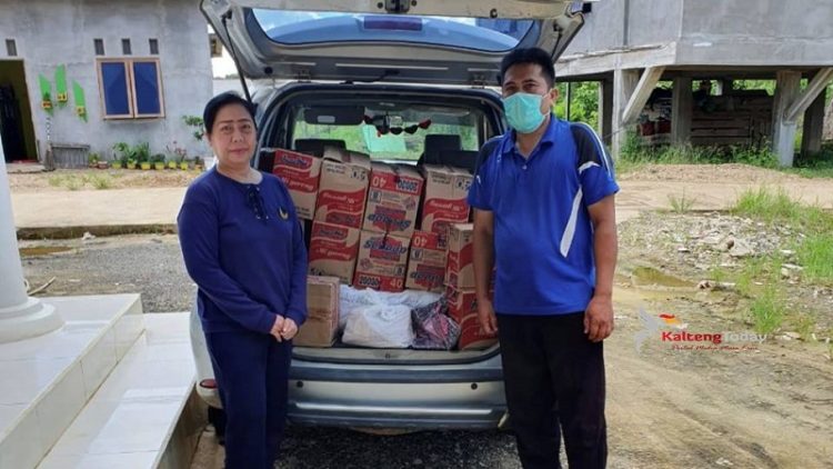 Legislator Mura Ini Bagikan Sembako Untuk Masyarakat