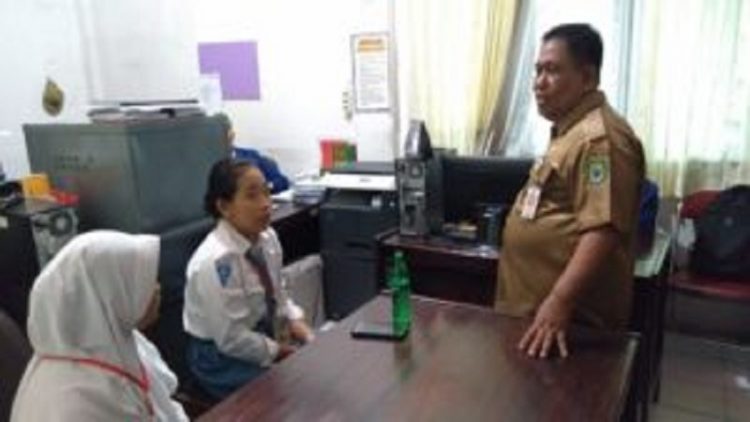 Sekertaris Dewan Drs Hidayat Tulah saat menerima siswa magang dari SMK 1 Negeri Selat.