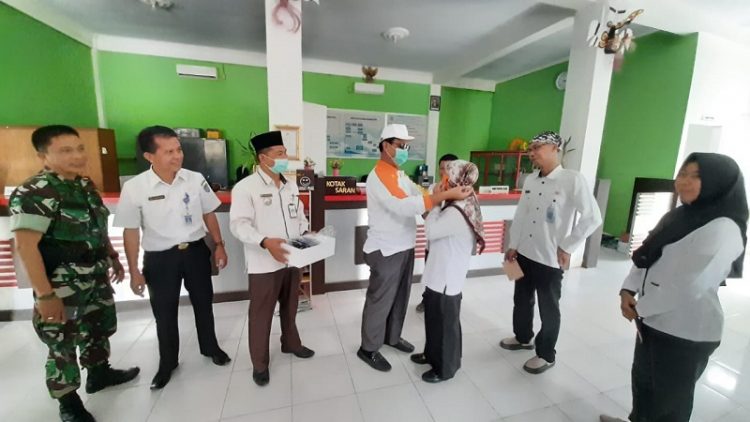 Anggota DPRD Provinsi Kalteng dari Dapil IV (Kobar, Lamandau dan Sukamara) H Sugiyarto saat memberikan masker kepada masyarakat. Foto: Istimewa.
