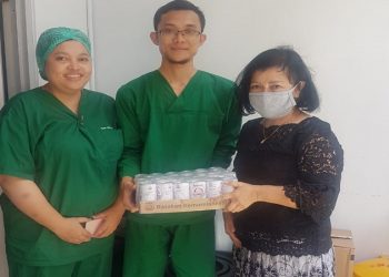 Ketua DPRD Kotim Serahkan Bantuan Pribadi Untuk Tim Medis Rumah Sakit