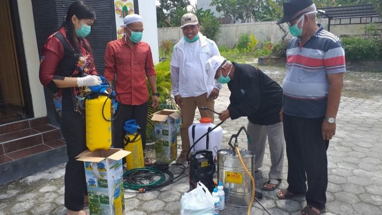 Anggota DPRD Provinsi Kalteng dari Dapil II (Kotim dan Seruyan), Jainudin Karim (topi putih) bersama warga saat mempersiapkan alat penyemprotan Disinfektan. Foto: Istimewa