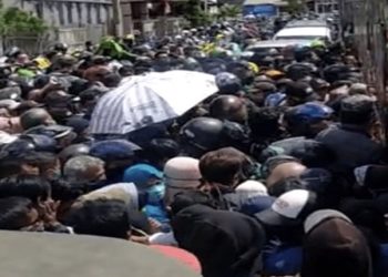 Antrian Pembagian Sembako Di Rumah Gubernur Kaltim Dibubarkan