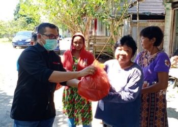 Warga Terima Paket Sembako "Kalteng Today Peduli"