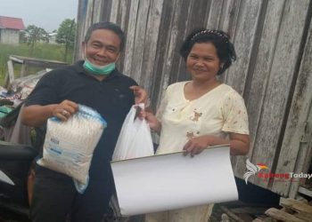 Kader PDIP Kalteng menyerahkan Sembako