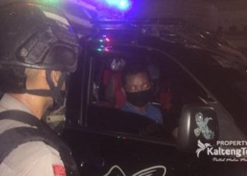 Tak Bisa Masuk Palangka Raya Akibat Jam Malam PSBB, Puluhan Mobil Terjebak di Posko Pahandut Seberang
