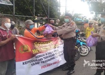 Polsek Selat Kapuas Bagikan Sembako Ke Tukang Becak dan Ojek