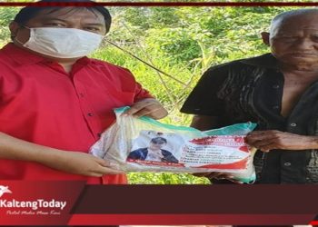Warga Kebanjiran Di Pedalaman Kapuas Dapat Bantuan Gubernur Kalteng