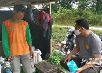 Polsek Hanau Bantu Petani Pembuang Hulu Mengolah Lahan Pertanian
