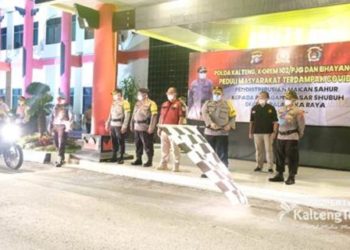 Kembali, Polda Kalteng Dan Korem Bagikan 500 Makanan Sahur Untuk Padagang Pasar Subuh