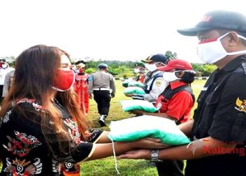 Waket II DPRD Gumas: Bansos dari Kapolri Sangat Membantu Masyarakat
