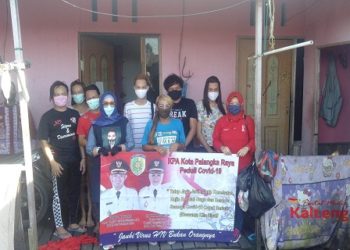 KPA Palangka Raya Bagikan Sembako Bagi Para Waria