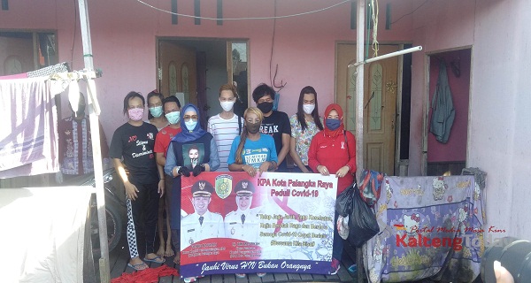 KPA Palangka Raya Bagikan Sembako Bagi Para Waria