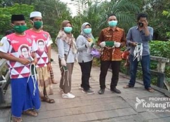 DPC PKB Kotim Bagikan Ratusan Paket Sembako dan Masker