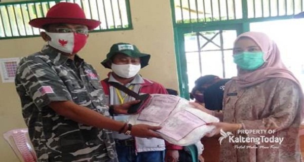 PDI-Perjuangan Serahkan APD Untuk Satgas Kelurahan