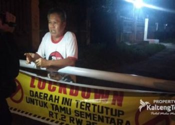 Warga Jalan Garuda Palangka Raya Tutup Akses Jalan