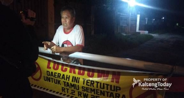Warga Jalan Garuda Palangka Raya Tutup Akses Jalan