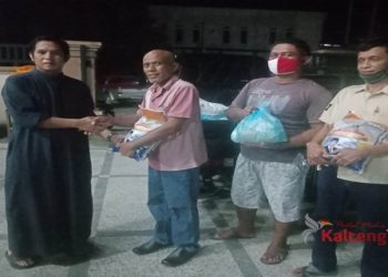 Prihatin Kondisi Masyarakat Terdampak Covid-19 Wakil Ketua DPRD Kotim Bagikan Sembako
