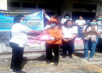 GOW Gumas Bagikan 89 Paket Sembako Untuk Petugas Kebersihan