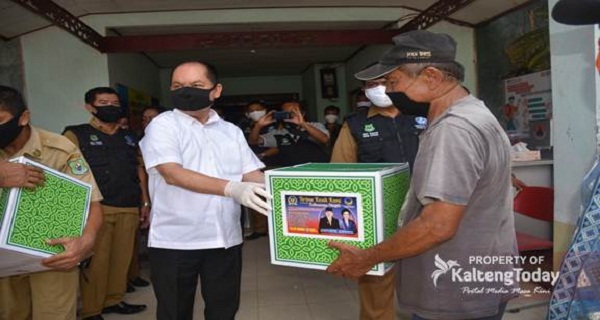 Bupati Kapuas Berikan Bantuan Korban Kebakaran