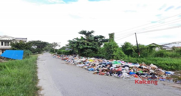 Mantan Damang Ketapang Sayangkan Keberadaan Sampah di Jalan