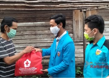 Paket Sembako Bantuan PMI Kapuas Di Salurkan Ke Warga Melalui KNPI