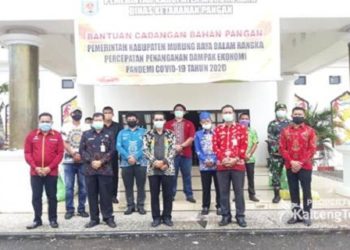 Bupati Murung Raya Serahkan Bantuan Cadangan Pangan Untuk 2 Kecamatan