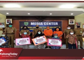35 Lansia di Barsel Dapat Bantuan Sosial Dampak Covid-19 Senilai Rp. 2,7 Juta