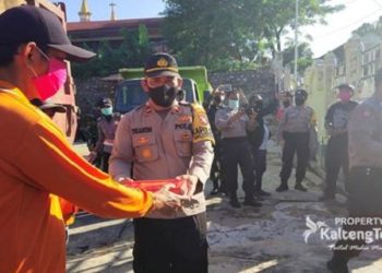Polsek Murung Bersama TNI Bantu Makanan Untuk Petugas Kebersihan