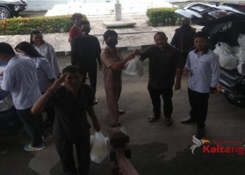 Ardiansah Bagikan Sembako Untuk Honorer Sekwan
