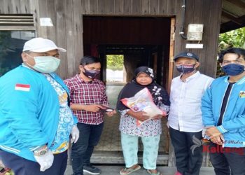Anggota DPRD Kalteng Bersama KNPI Kotim Bagikan Paket Sembako
