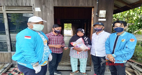 Anggota DPRD Kalteng Bersama KNPI Kotim Bagikan Paket Sembako