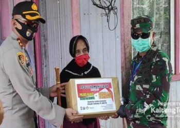 TNI - Polri Serta Pegiat Sosial Memberikan Bantuan 150 Paket Sembako Kepada Masyarakat di Barsel